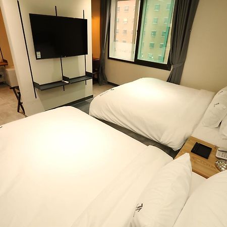 The First Hotel Changwon Esterno foto