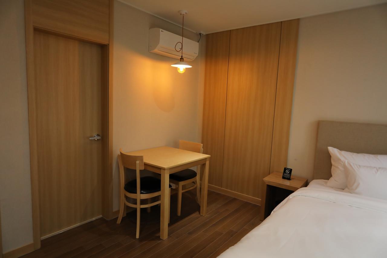 The First Hotel Changwon Esterno foto