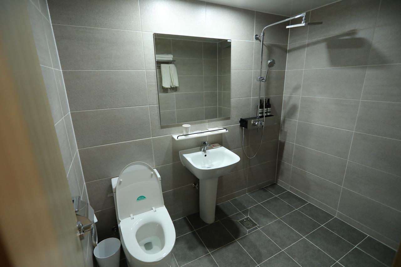 The First Hotel Changwon Esterno foto