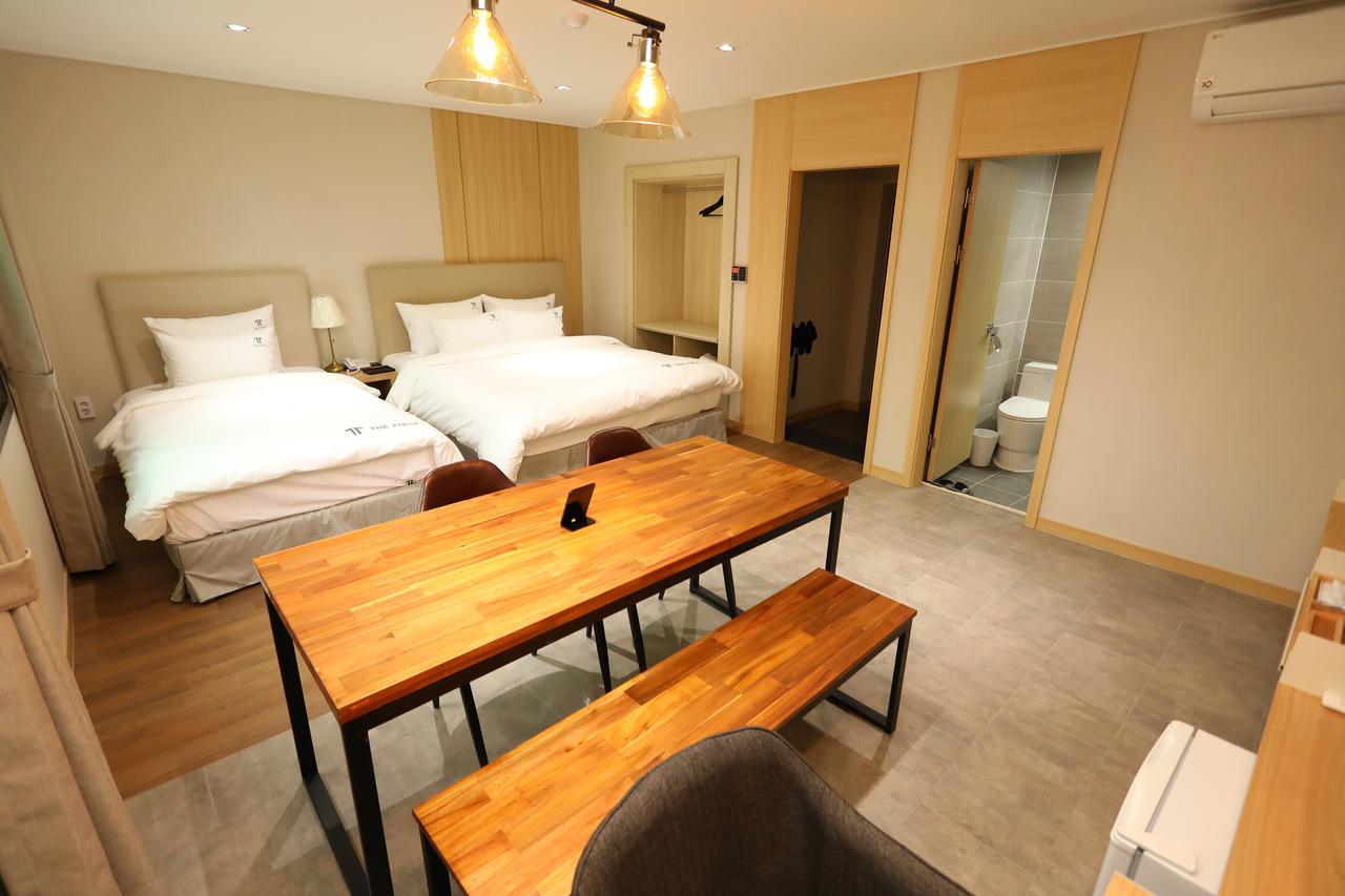 The First Hotel Changwon Esterno foto