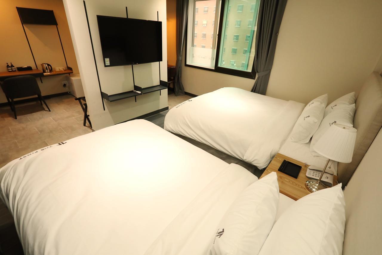 The First Hotel Changwon Esterno foto