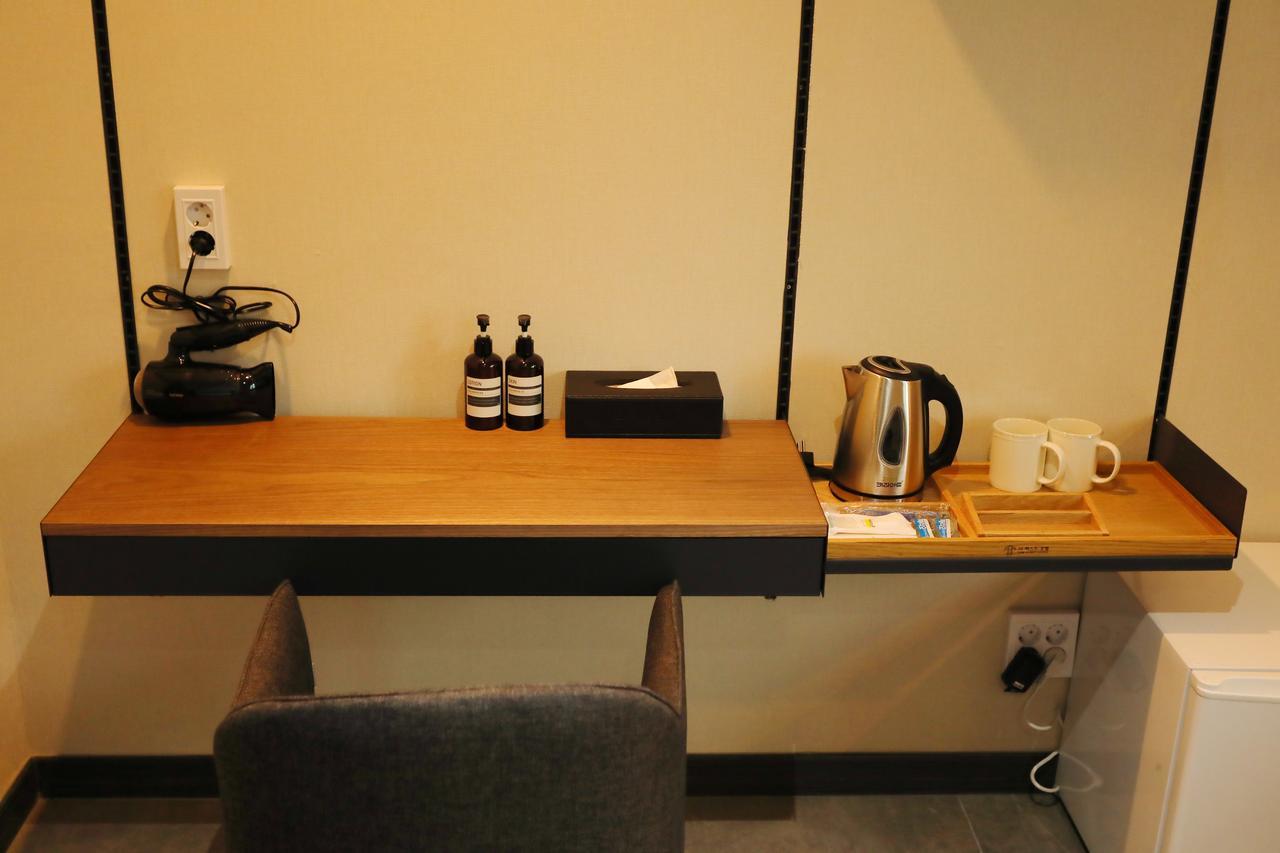 The First Hotel Changwon Esterno foto