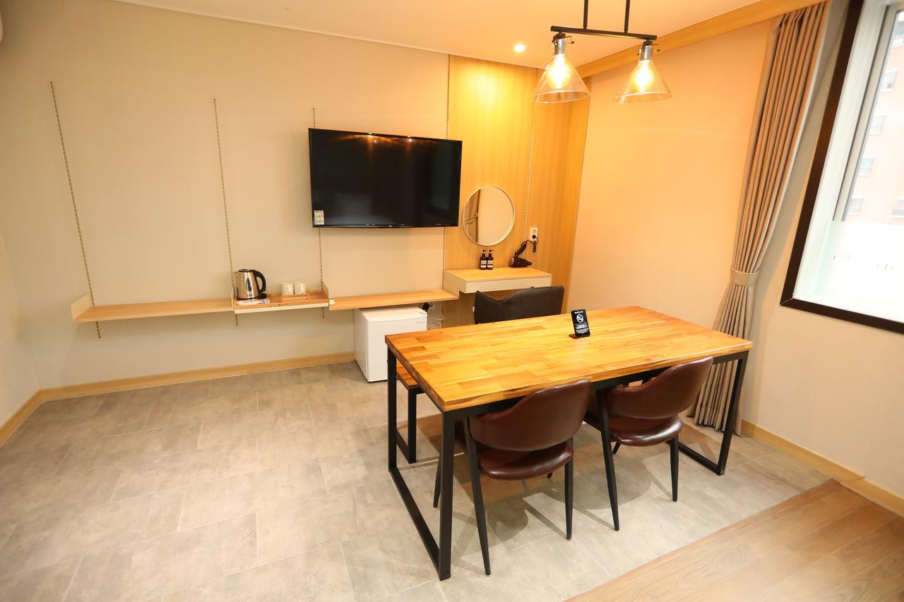 The First Hotel Changwon Esterno foto