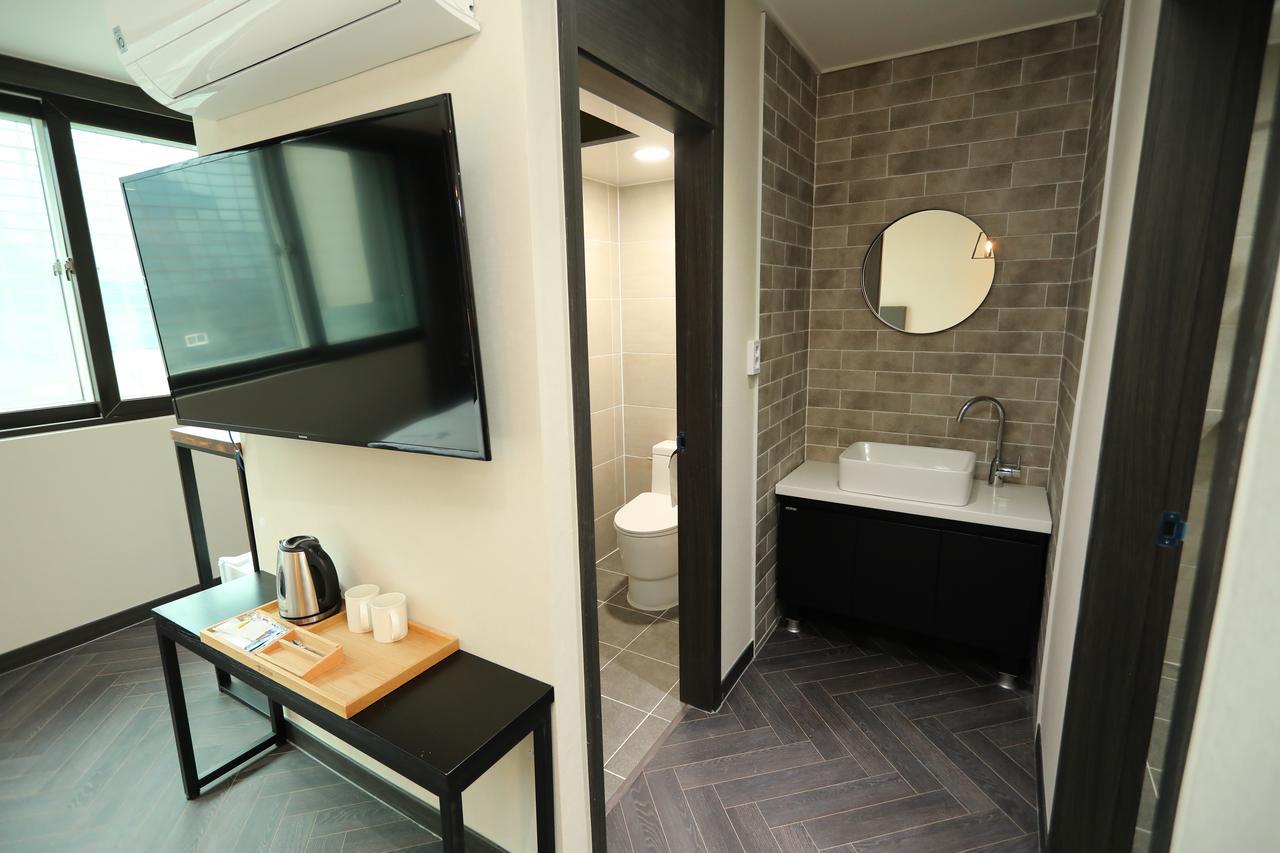 The First Hotel Changwon Esterno foto