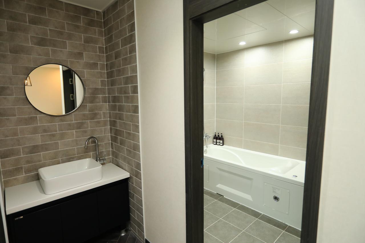 The First Hotel Changwon Esterno foto