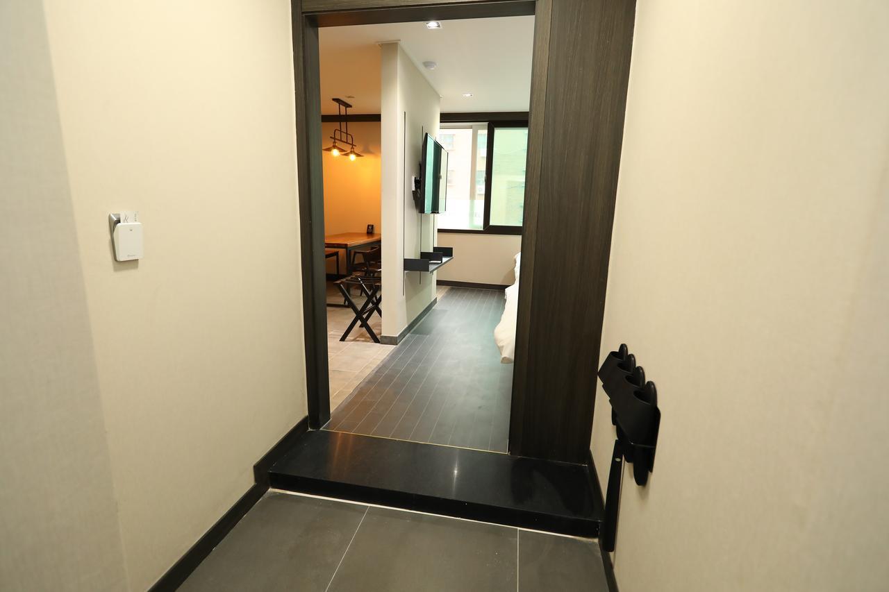 The First Hotel Changwon Esterno foto