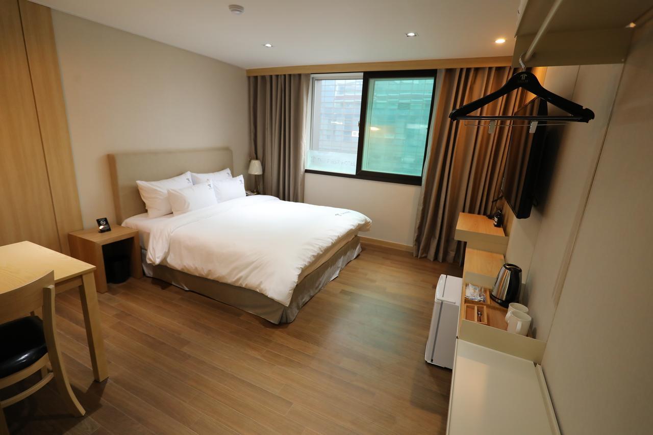 The First Hotel Changwon Esterno foto