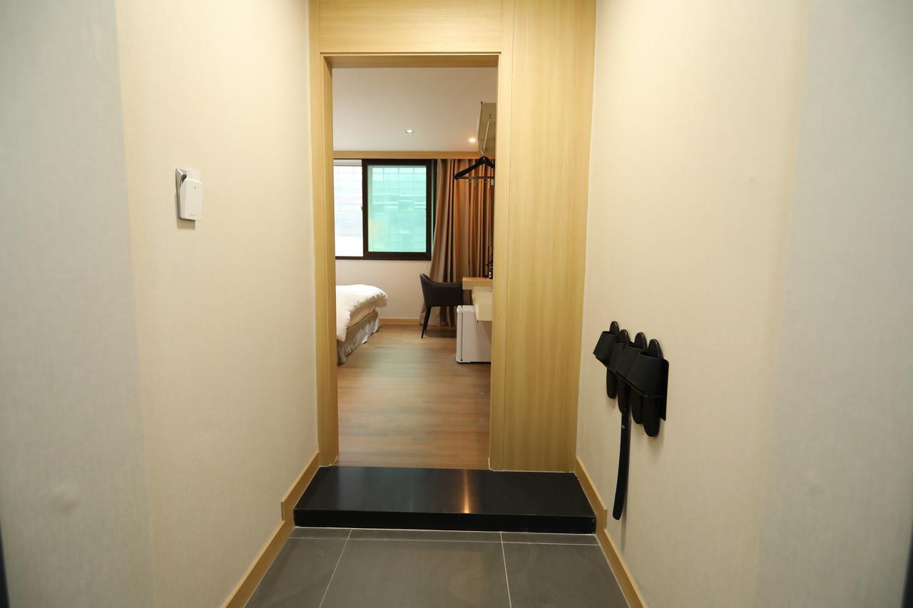 The First Hotel Changwon Esterno foto