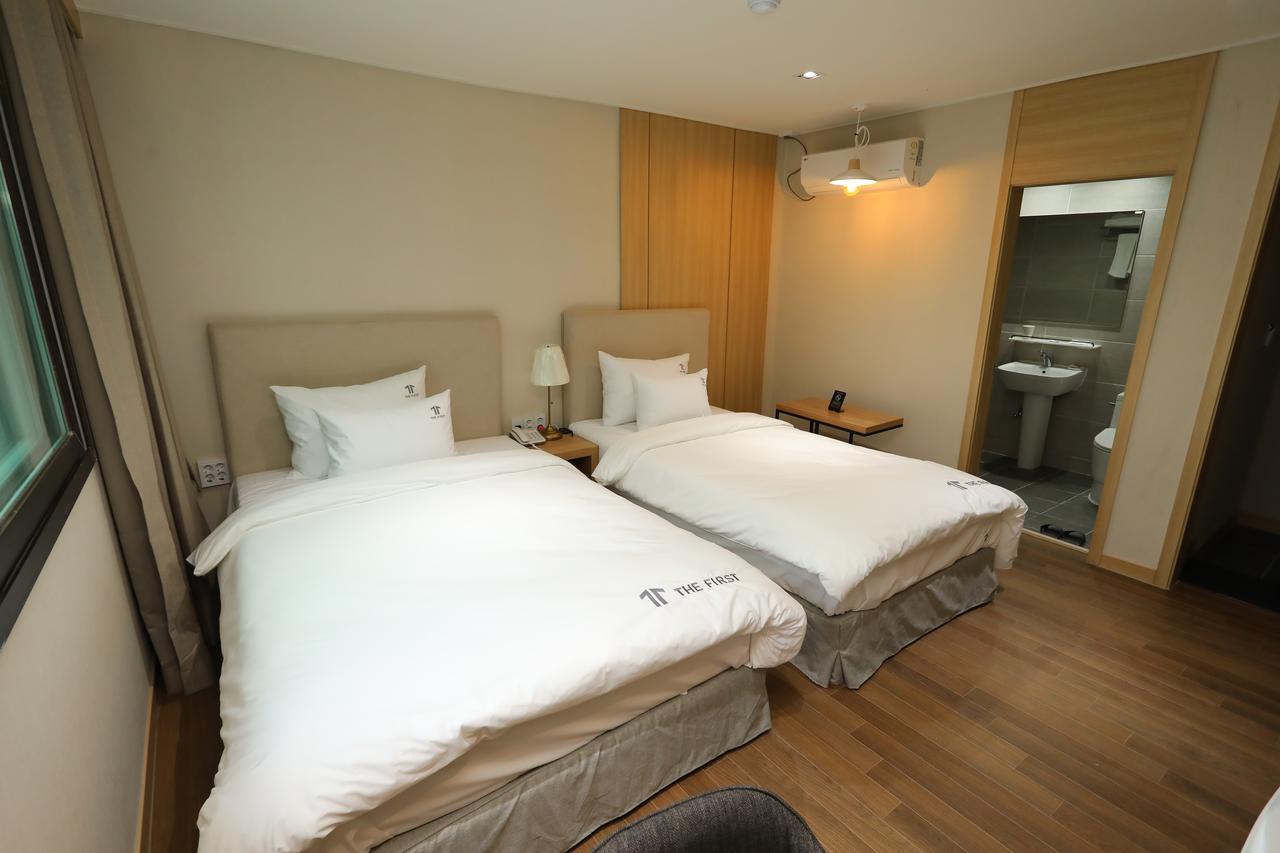 The First Hotel Changwon Esterno foto