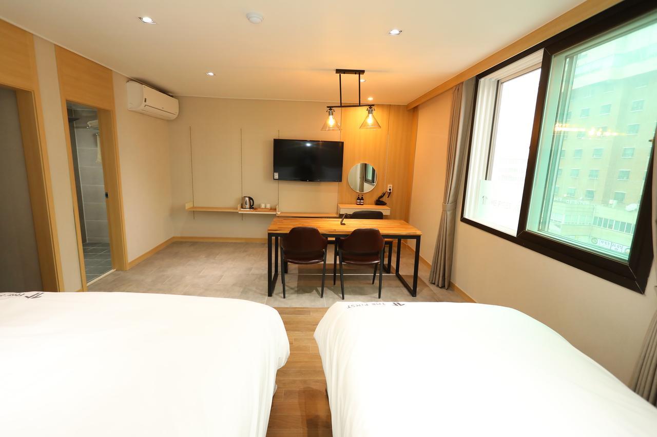 The First Hotel Changwon Esterno foto