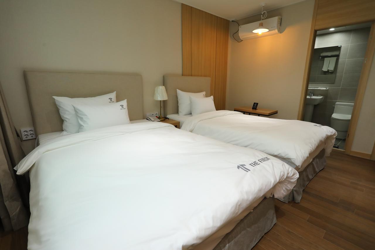 The First Hotel Changwon Esterno foto