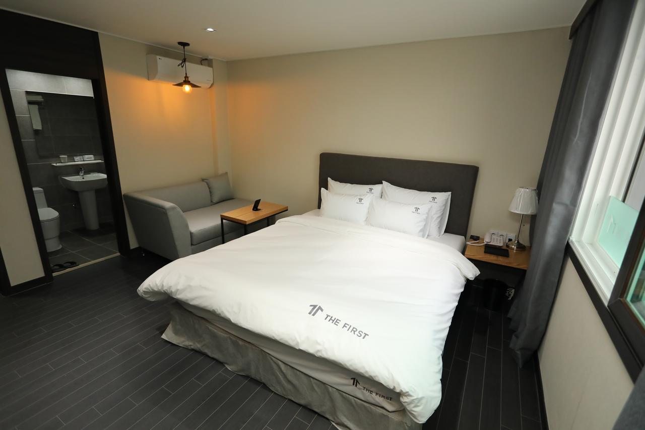 The First Hotel Changwon Esterno foto