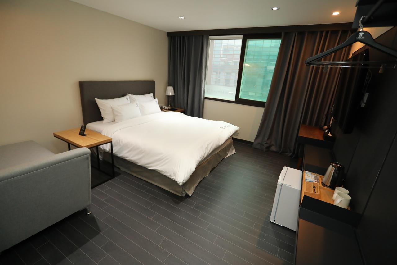The First Hotel Changwon Esterno foto