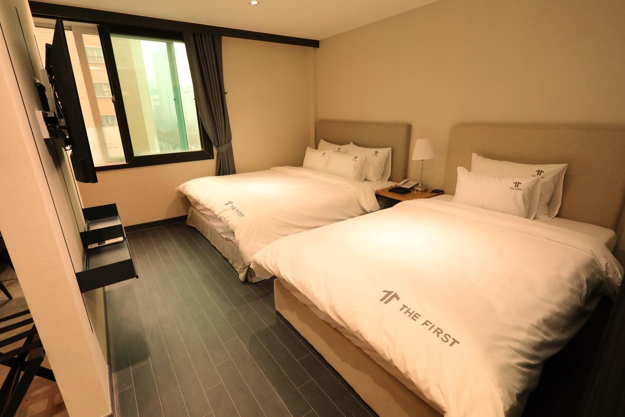 The First Hotel Changwon Esterno foto
