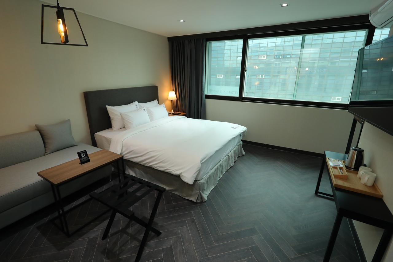The First Hotel Changwon Esterno foto