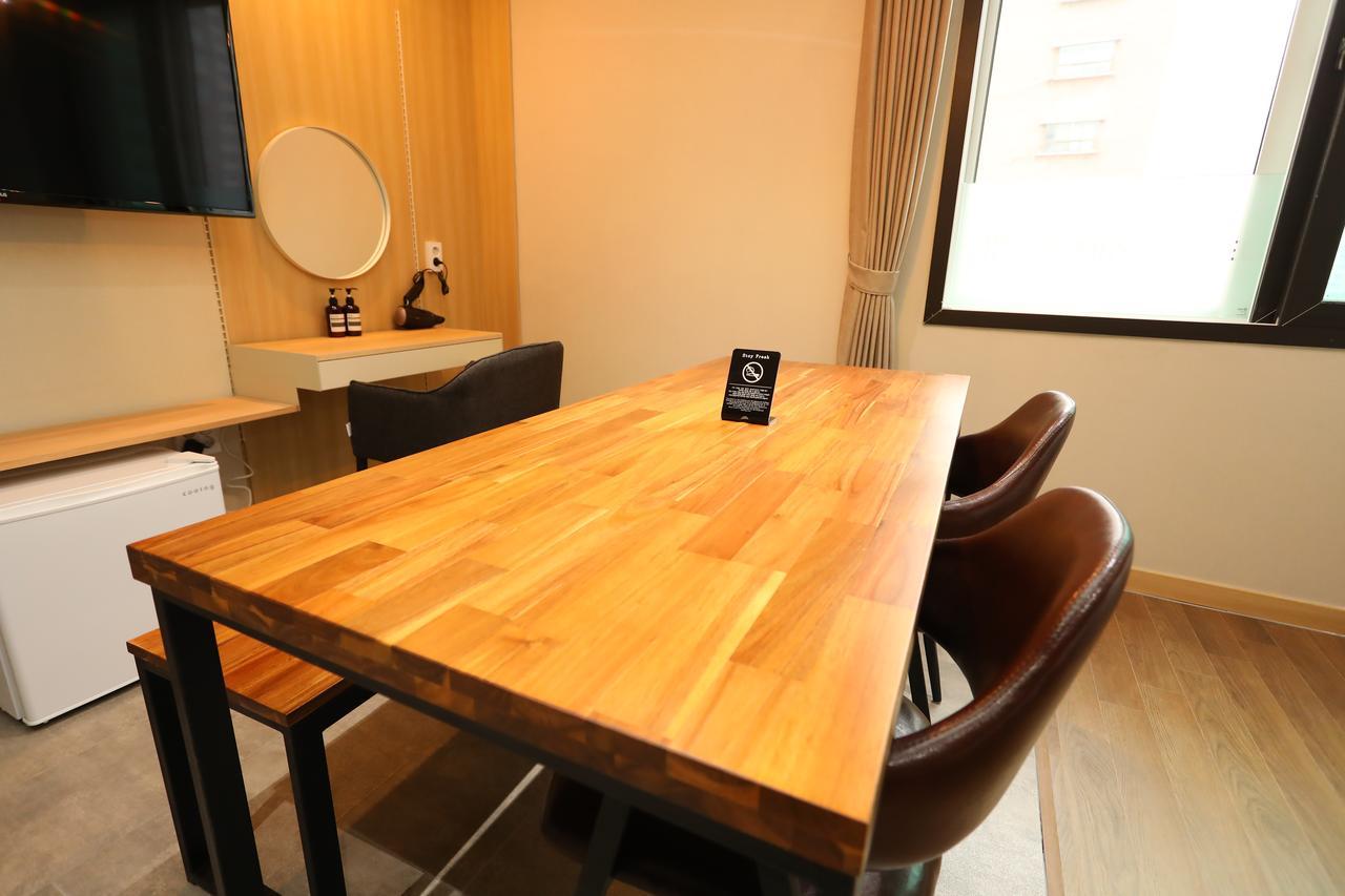 The First Hotel Changwon Esterno foto