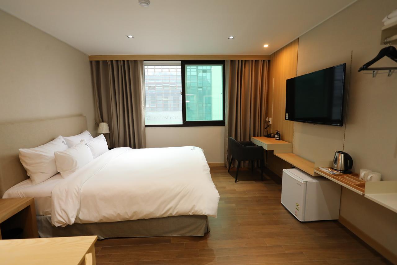 The First Hotel Changwon Esterno foto