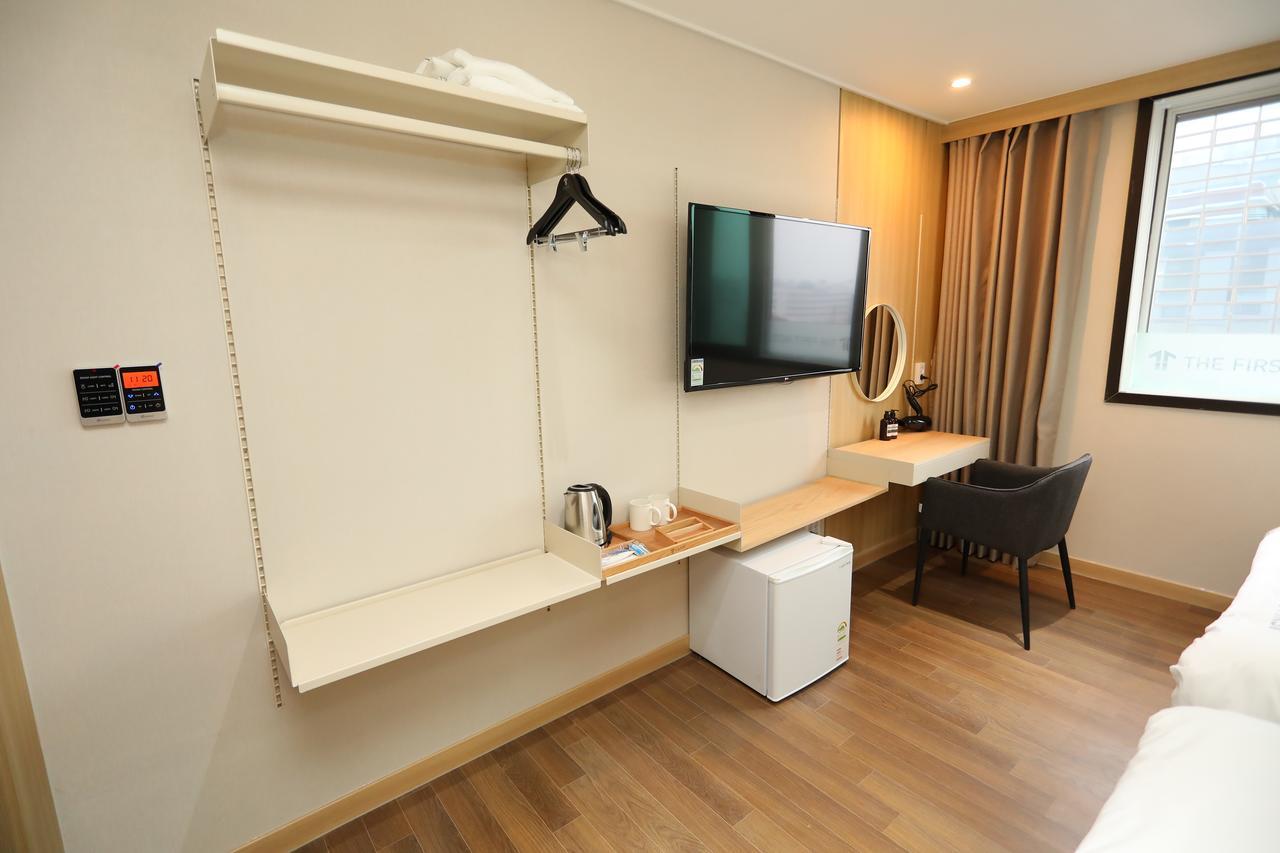 The First Hotel Changwon Esterno foto