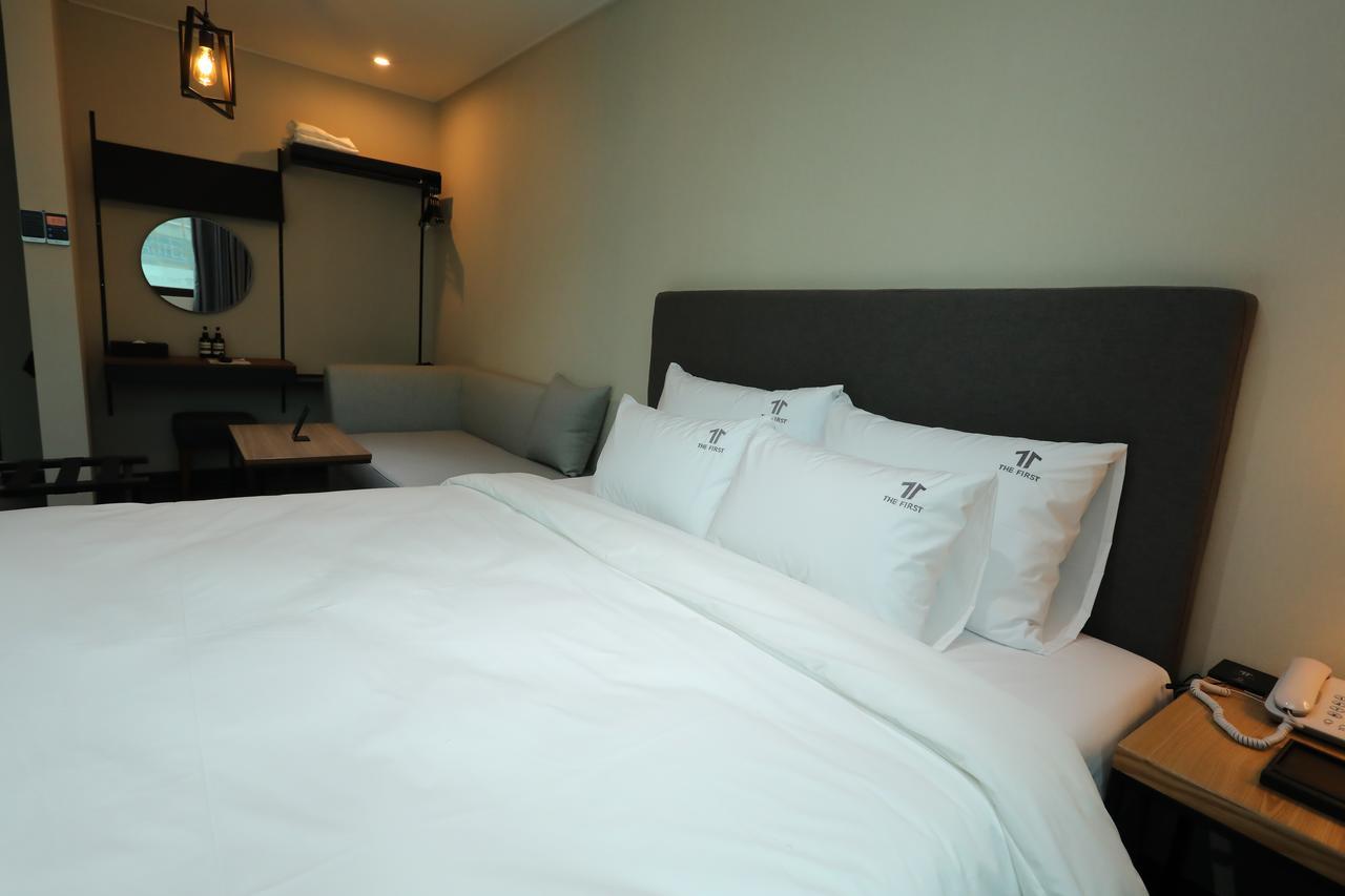 The First Hotel Changwon Esterno foto