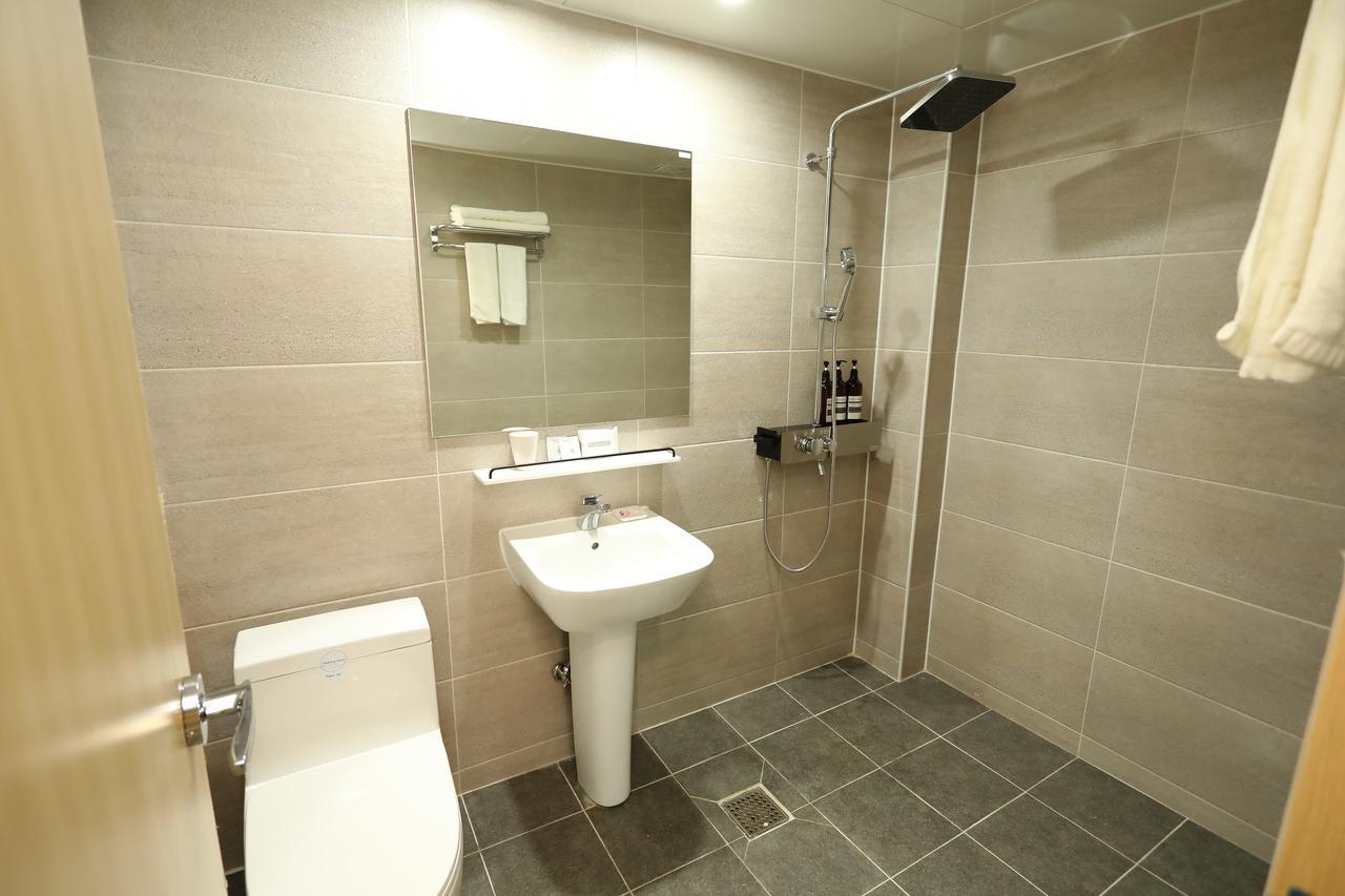 The First Hotel Changwon Esterno foto