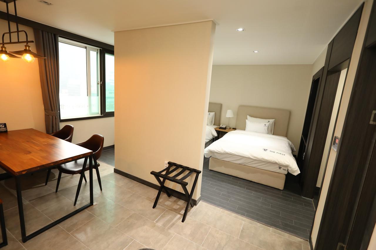 The First Hotel Changwon Esterno foto