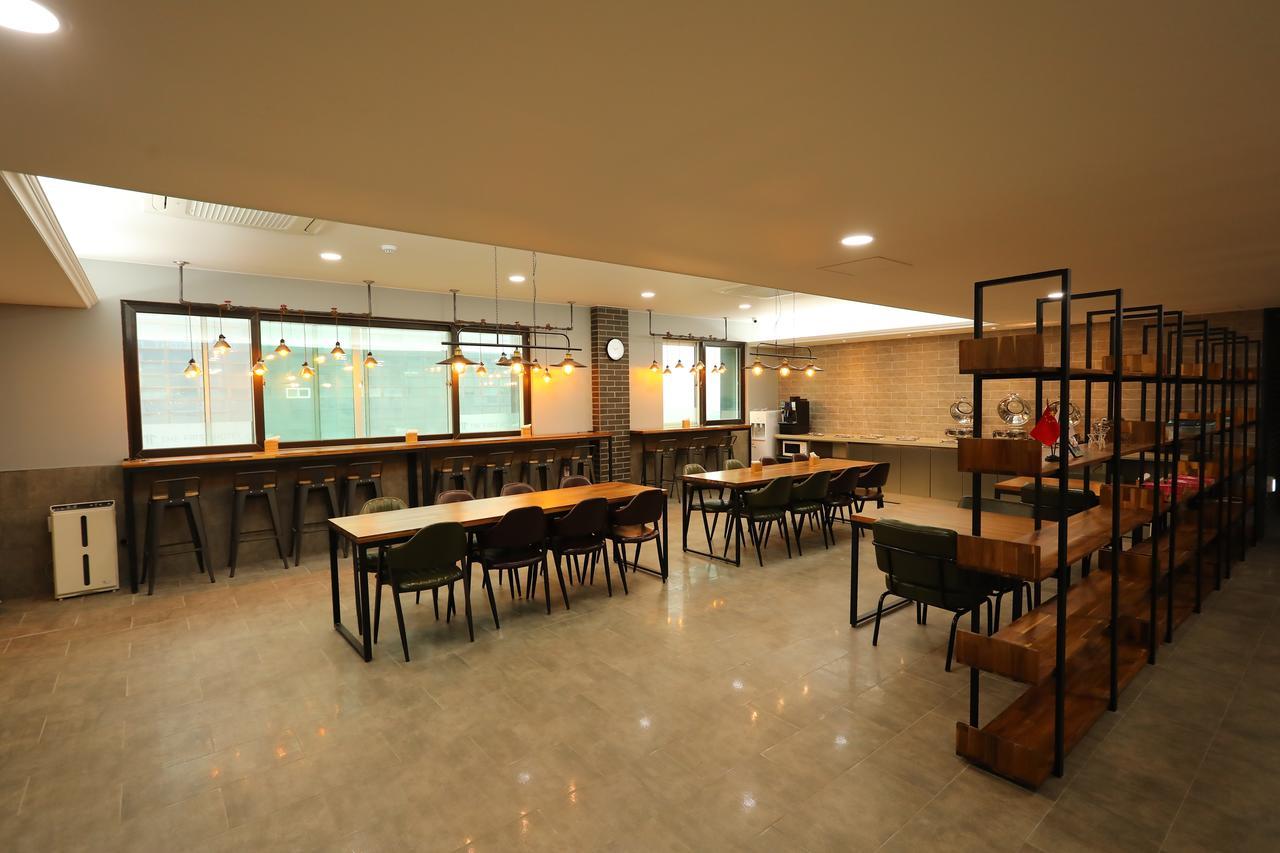 The First Hotel Changwon Esterno foto