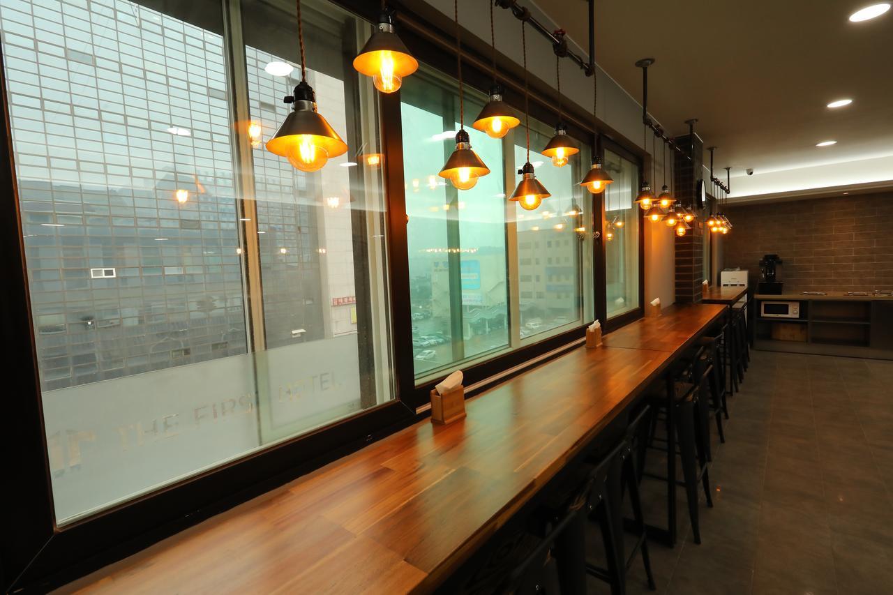The First Hotel Changwon Esterno foto
