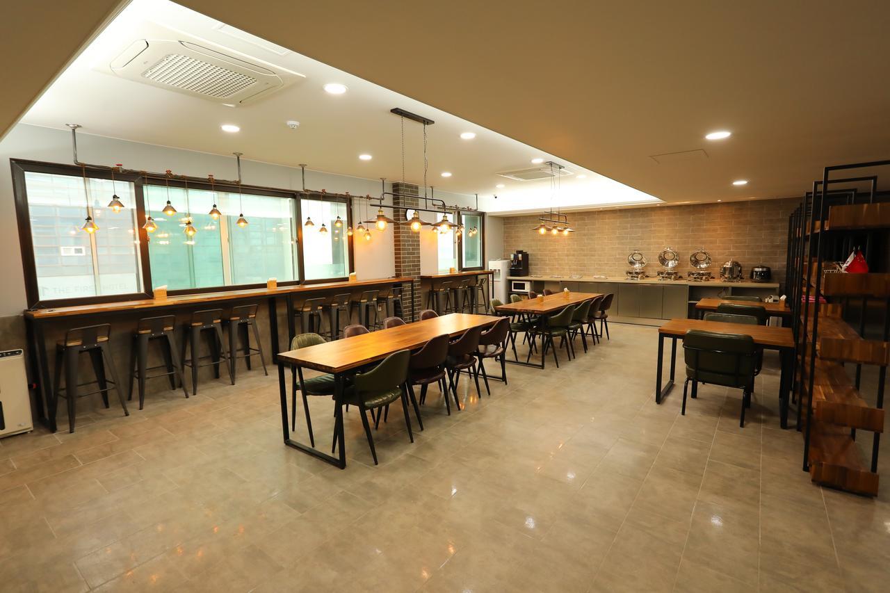 The First Hotel Changwon Esterno foto