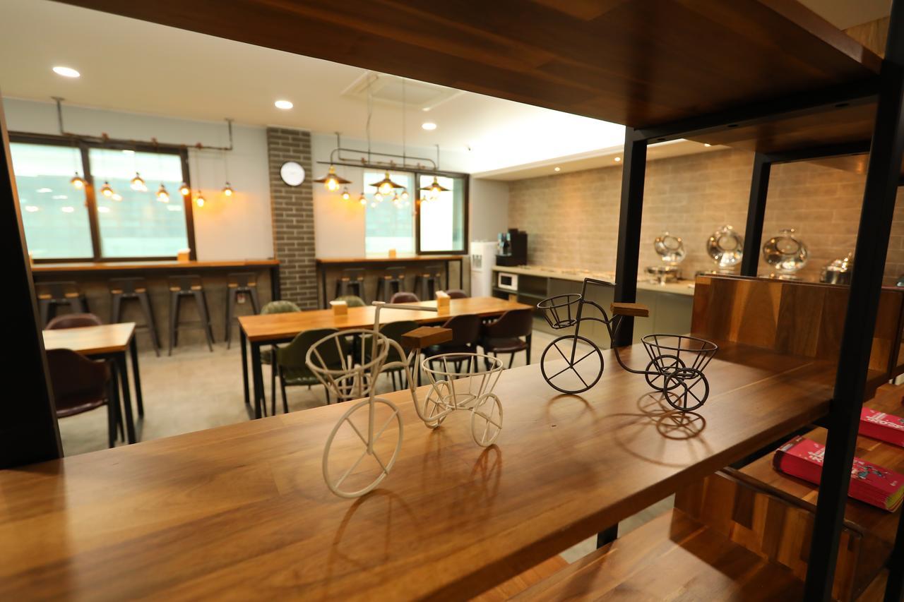 The First Hotel Changwon Esterno foto
