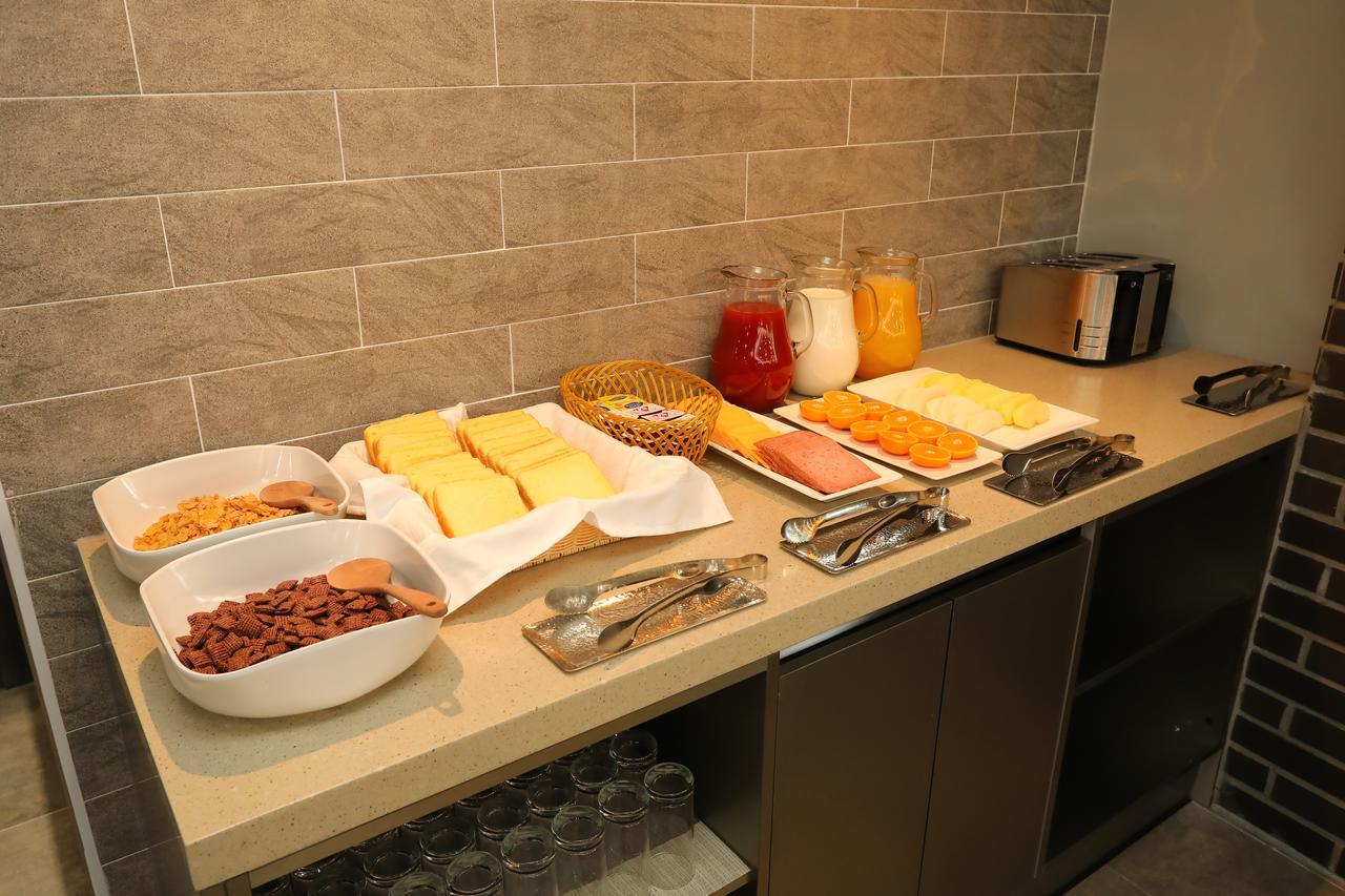 The First Hotel Changwon Esterno foto