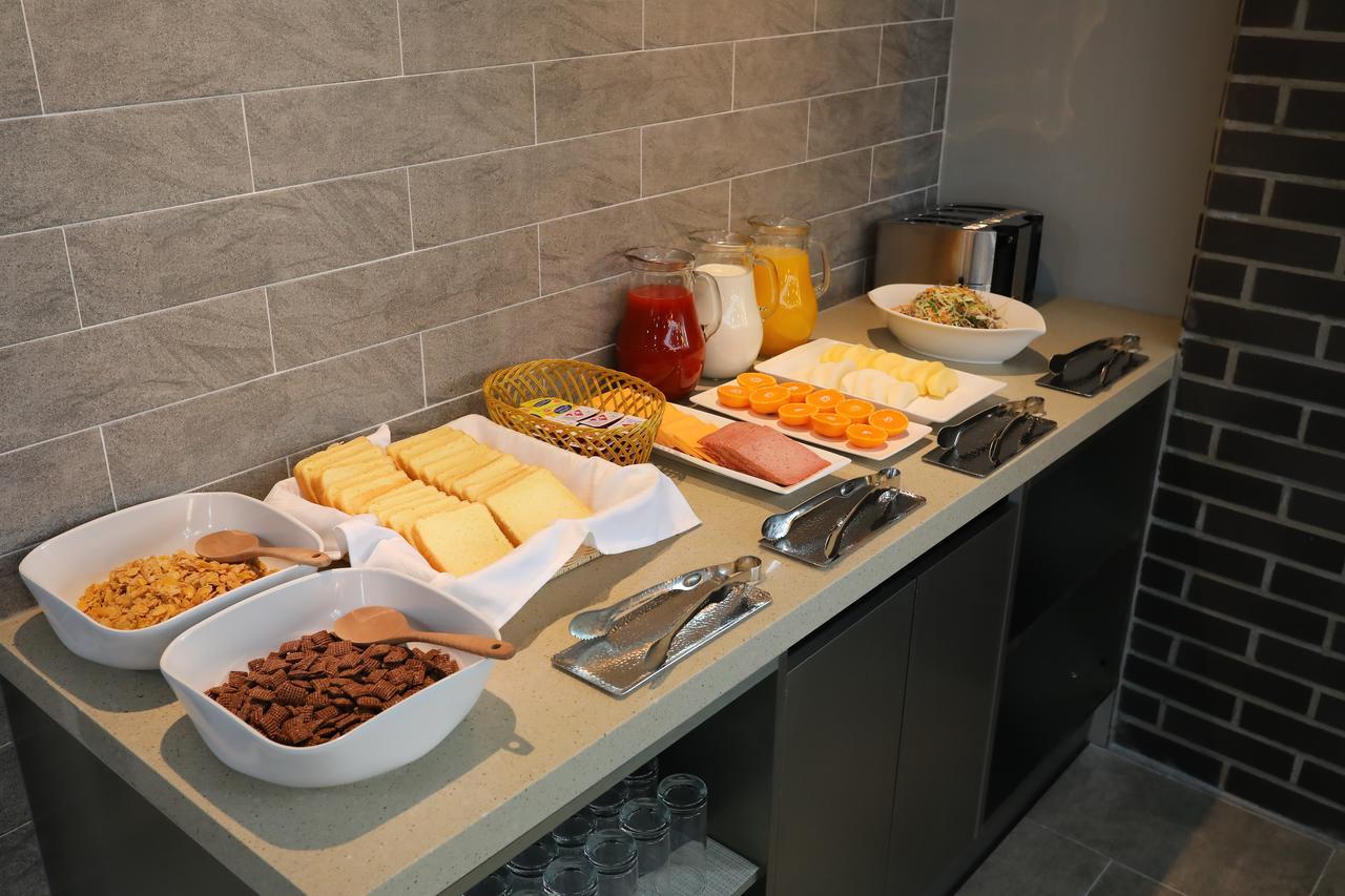 The First Hotel Changwon Esterno foto