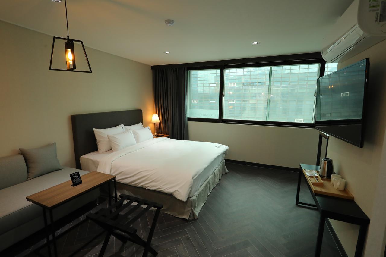 The First Hotel Changwon Esterno foto