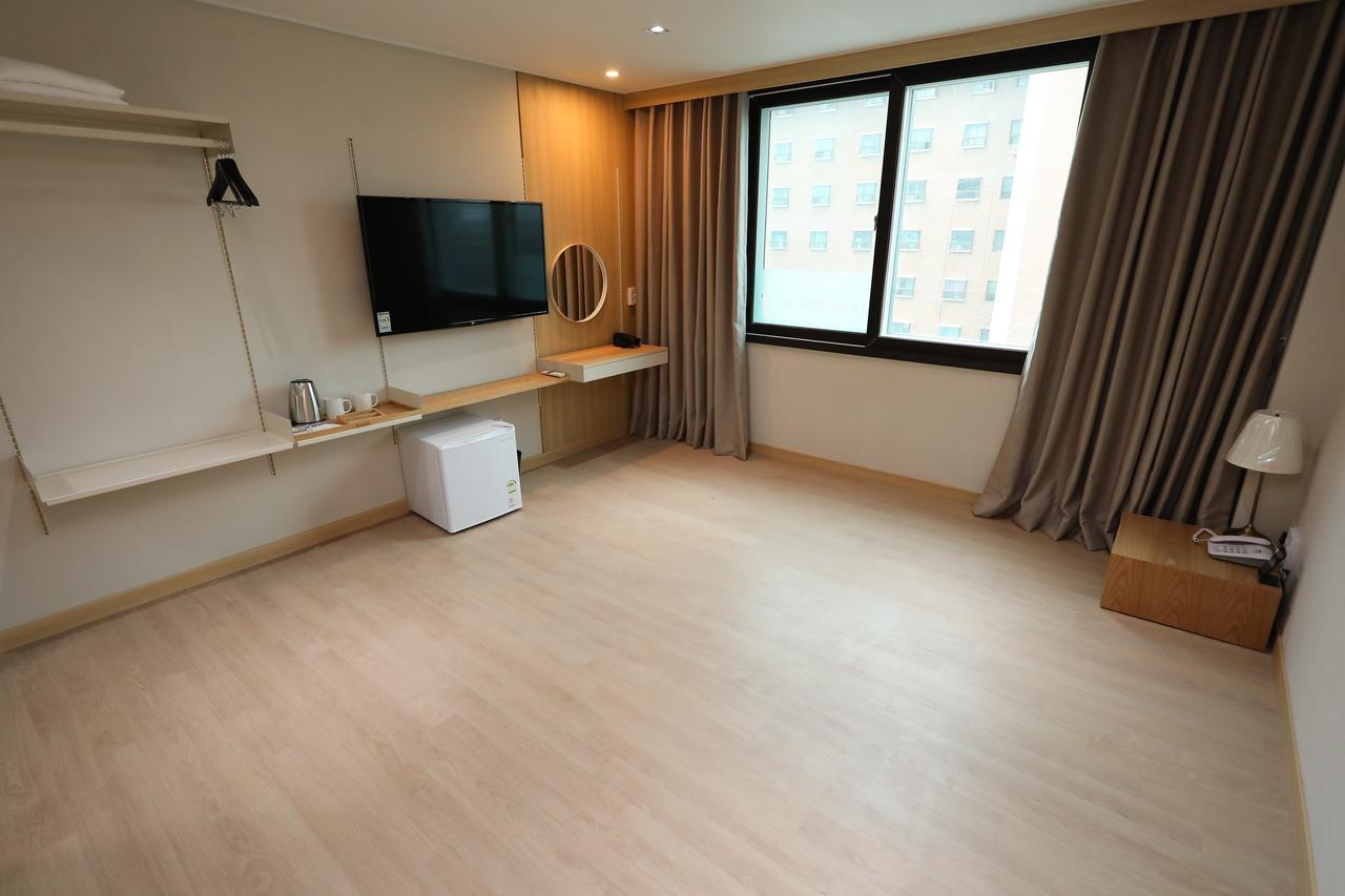 The First Hotel Changwon Esterno foto