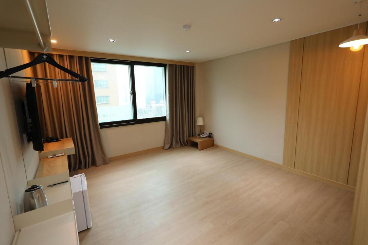 The First Hotel Changwon Esterno foto